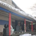 雪庇を落としています。月見野霊園前の工場にて